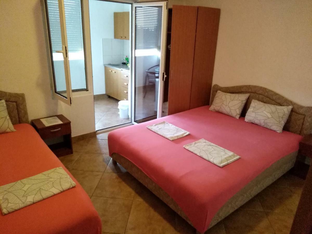Apartments Music Sutomore Luaran gambar